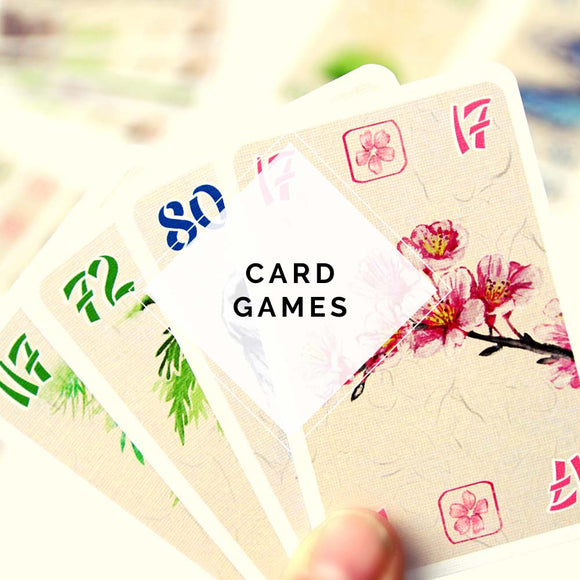čudovito lepe karte iz družabne igre ohanami v roki beautiful cards from a card game ohanami in hands