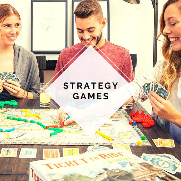 prijatelji igrajo strateško družabno igro ticket to ride friends playing strategy board game