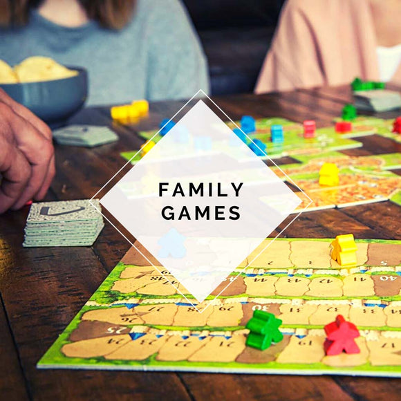 družina igra družabno igro carcassonne in je čips family playing carcassonne board game