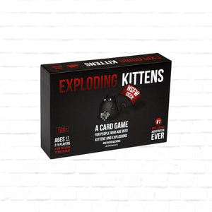 Exploding Kittens NSFW Edition angleška izdaja - Zabavna družabna Igra s sočnim jezikom za odrasle - Igra s kartami za starosti 18+ let, 15 min, 2-5 igralcev, kartice za odrasli humor